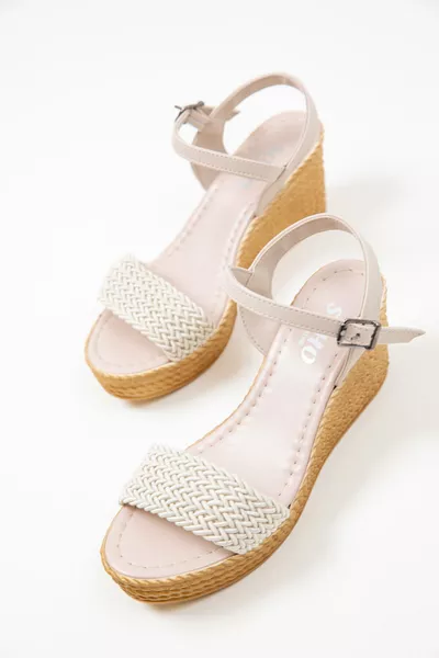 حذاء بكعب سميك نسائي باللون البيج 