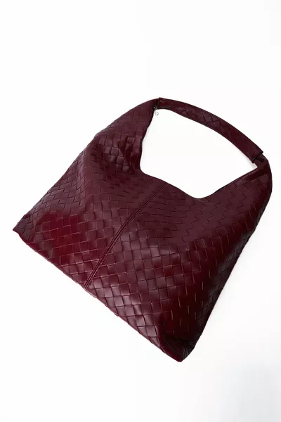 حقيبة يد نسائية ميلان بورجوندي بتفاصيل الحياكة الفضفاضة