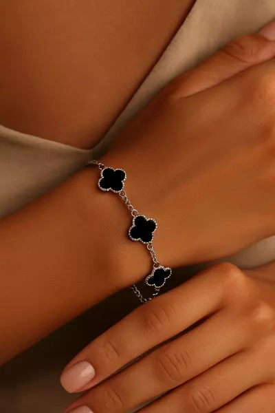 سوار نسائي من الفضة واللون الأسود بأشكال الورود