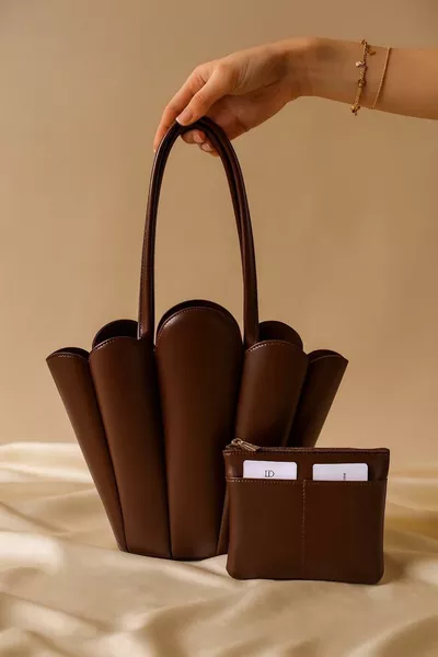 حقيبة كتف نسائية بتصميم محفظة باللون البني من المانوليا