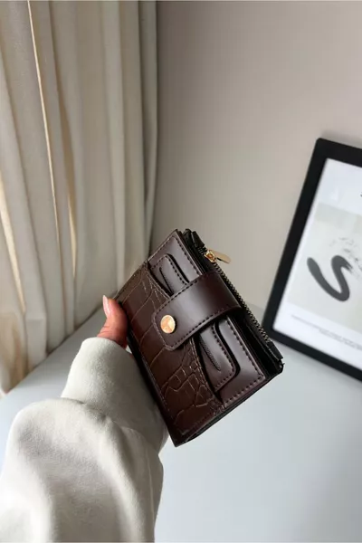 محفظة جلد صناعي إيلا متوسطة الحجم مع فتحة بطاقة قابلة للفصل وتفاصيل