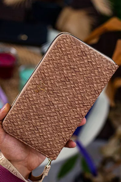 Тилбург Бежов портфейл с дръжка за китка, плетен модел и многобройни джобове