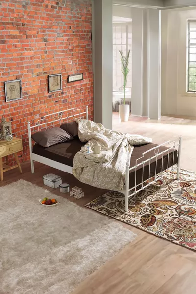 سرير مزدوج معدني من الحديد المطاوع Hatkus - أبيض (بأعمدة خشبية)