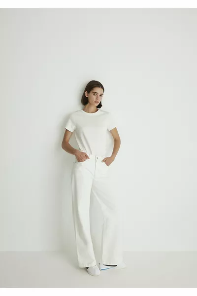 Дънки Malibu Kolej в цвят счупено бяло 