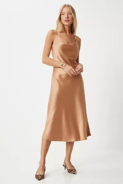 فستان نسائي من الساتان بياقة كاراميل مزيّنة 