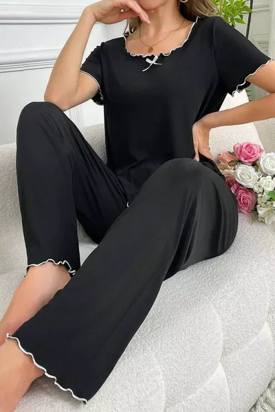 Schwarzes Baumwoll-Pyjama-Set mit Rüschen- und Schleifendetails und kurzen Ärmeln