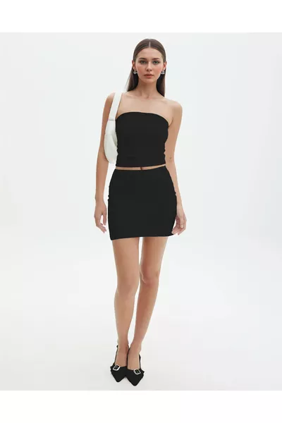 تنورة ميني ضيقة سوداء بخصر مطاطي