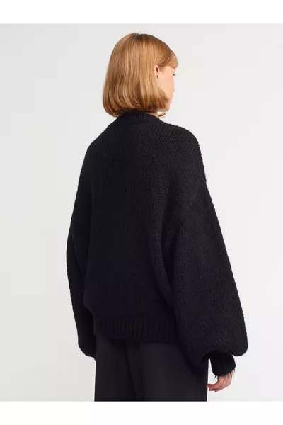 Cardigan en tricot à manches ballon avec broderie fraise et col en V - noir