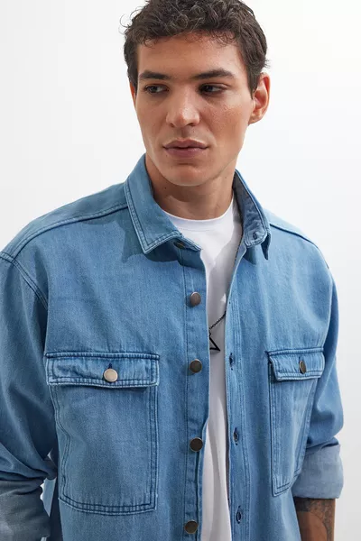 قميص جينز أزرق واسع الحجم للجنسين بجيب مزدوج ستايل جاكيت