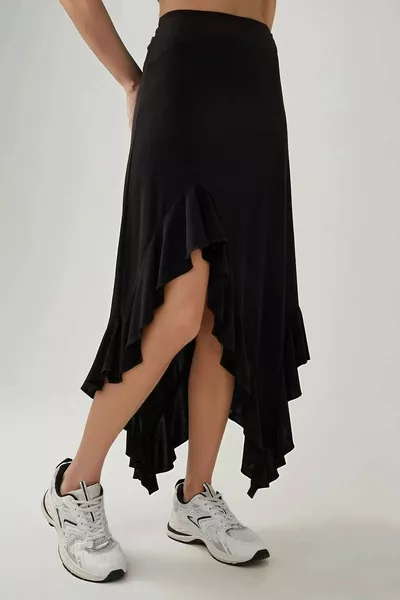 تنورة ماكسي غير متماثلة بأطراف دانتيل