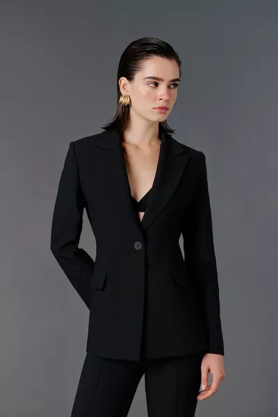 سترة بليزر بقصة ضيقة