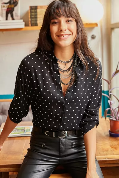 قميص نسائي أسود بطيات وأكمام منقط 