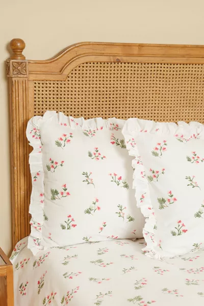 طقم شراشف مزدوجة بحافة متموجة من القطن بنسبة % باللون الأحمر من سيلفي