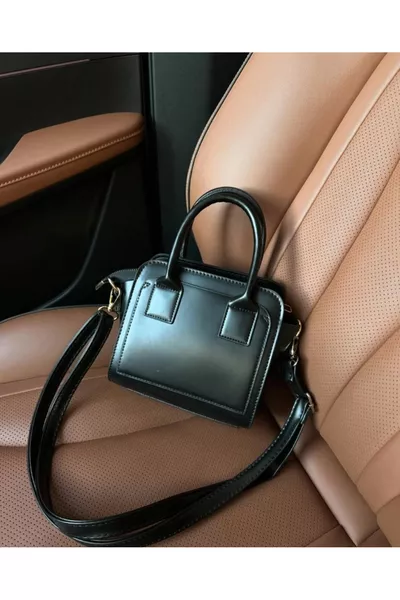 حقيبة صغيرة سوداء بحمالات طويلة