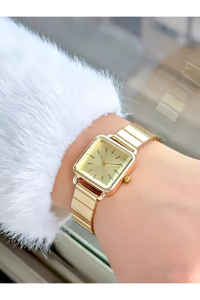 ساعة يد في علبتها الخاصة