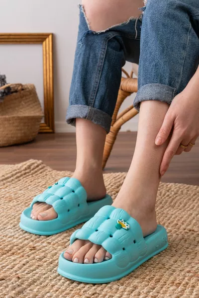 Tongs pour femme luxueuses légères avec semelle épaisse antidérapante, motif autocollant, pour la plage, la piscine et la salle de bain, en gel