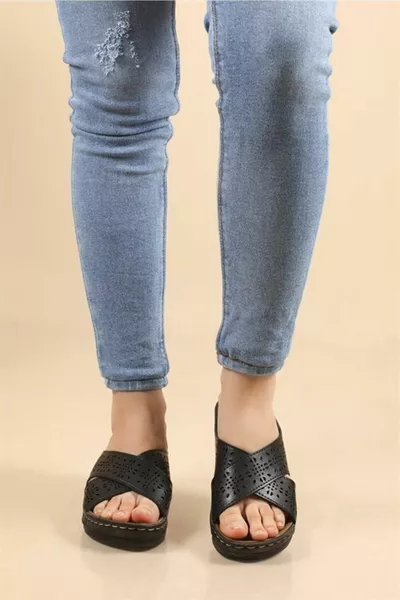 Dolgu Topuk Ortapedik Bayan Terliği Şık Çapraz Desenli Siyah Kadın Terlik