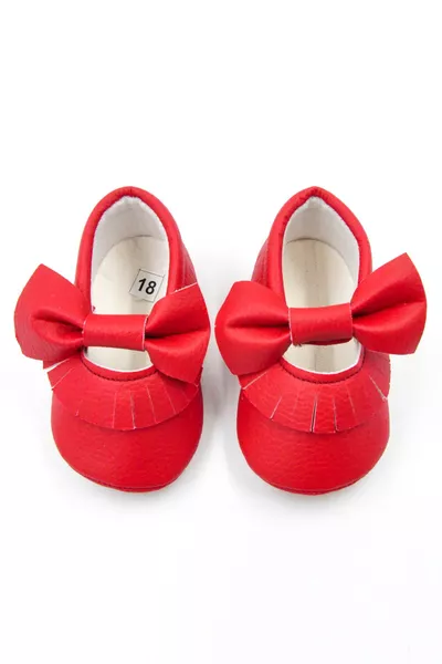 Красные детские туфли с бантом и кисточками