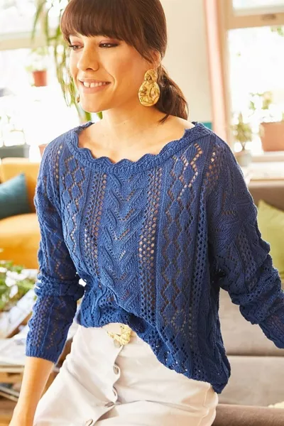 Dames trui met halslijn in boot-stijl, gatenpatroon, kobaltblauw