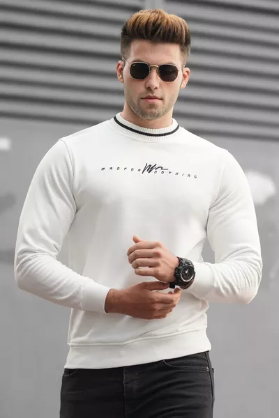 Белый трикотажный мужской свитер 