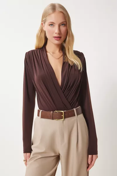 بلوزة نسائية بلون بني بياقة معطفية وأكتاف مبطنة وأزرار مربوطة 