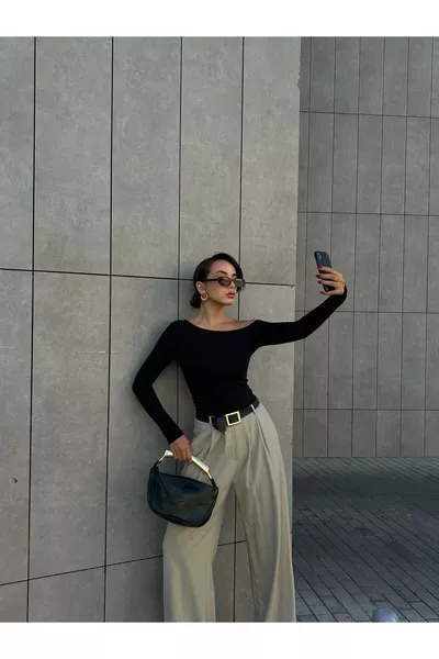 قميص نسائي أسود من القطن بياقة عميقة