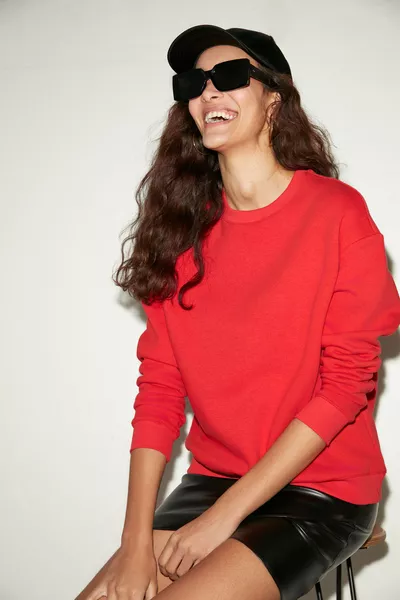 كنزة حمراء واسعة الحجم برقبة دائرية للنساء، من القطن العضوي، بطبقة بولار داخلية، مصنوعة من خيوط ثلاثية