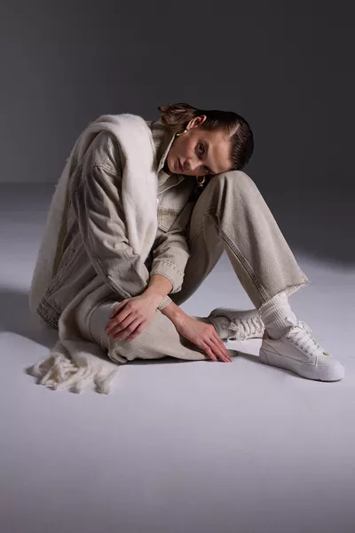 Дънки с висока талия, широк крачол, износен ефект и безшевен дизайн