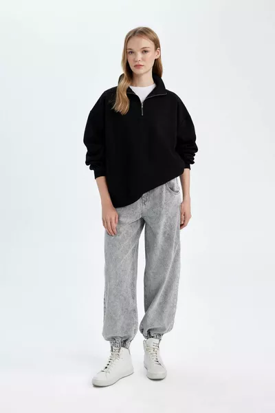 كنزة سوداء سميكة بسيطة بجيب وياقة عالية بسحاب، قصّة واسعة Oversize، WN