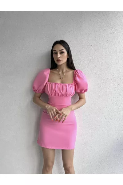 Розова рокля с ръкави и открита гръб