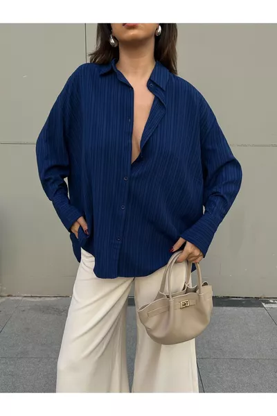 Dunkelblauses Oversize Damenhemd mit breiten Manschetten 