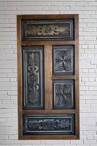 رأس سرير من خشب منقوش