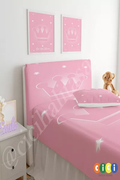 غطاء رأس السرير بتصميم تاج الملك على خلفية وردية