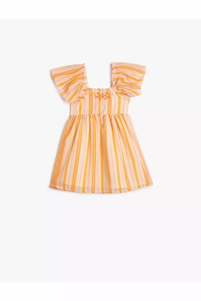 فستان قصير بأكمام جرس مكشكشة، مبطن بالقطن، بتفاصيل تطريز زهور