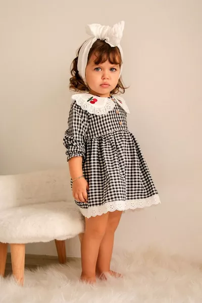 طفلة أبيض وأسود Gingham الكرز مفصلة خط العنق تكدرت اللباس