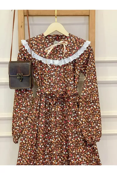 فستان محتشم عتيق بحمالات قابلة للفك وياقة، بنقشة زهور بنية، طبقات متعدد (فستان-ياقة)