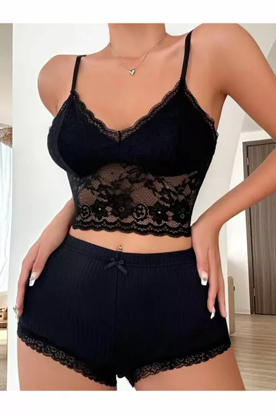 Ensemble de nuit pour femme avec short noir et détails en dentelle