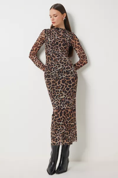 فستان نسائي تول ملفوف بنقشة الفهد باللون البني البيج مع كشكشة 