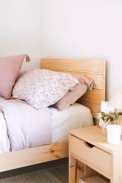 لوح رأس سرير خشبي طبيعي صلب بمقصورة رفّين مقاس سم 2 × سم