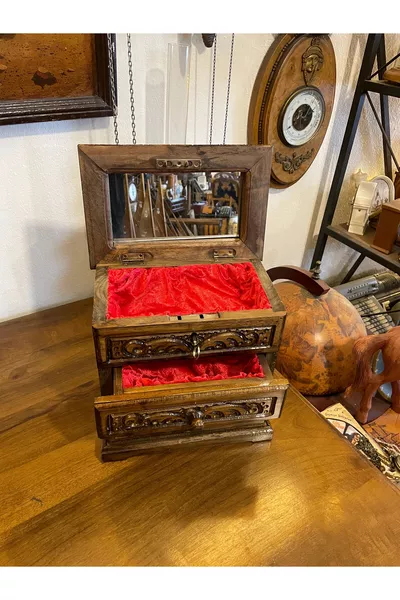 Holztruhe mit Schloss und Spiegel, 2 Schubladen, Höhe cm