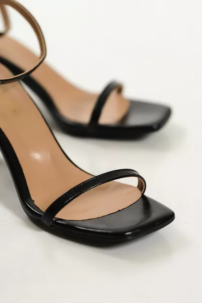 المرأة السوداء رقيقة واحدة الفرقة أحذية الصنادل ذات الكعب العالي