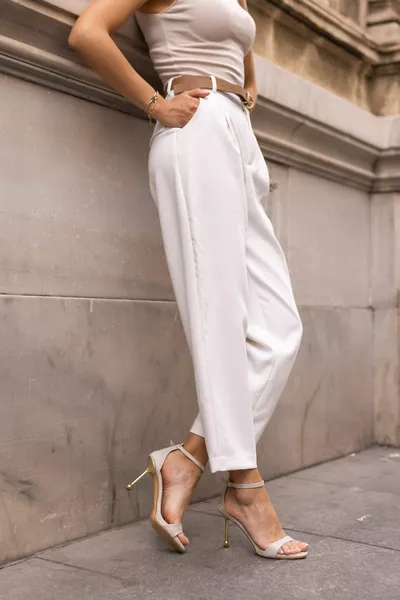 روزيتا صندل نسائي باللون البيج سيم بكعب واحد