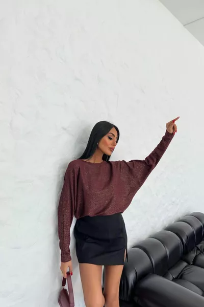 Широка блуза с дълъг ръкав с голямо деколте 