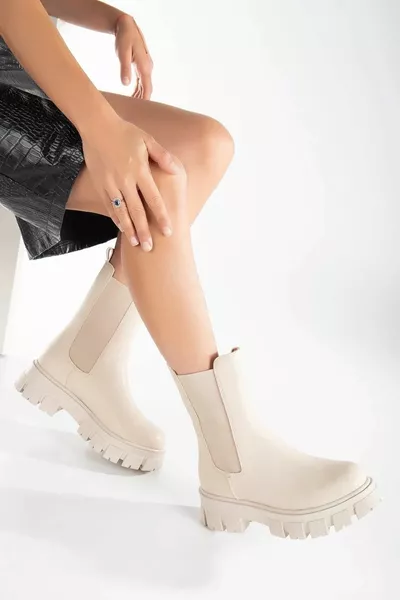 أحذية نسائية مرنة باللون البيج