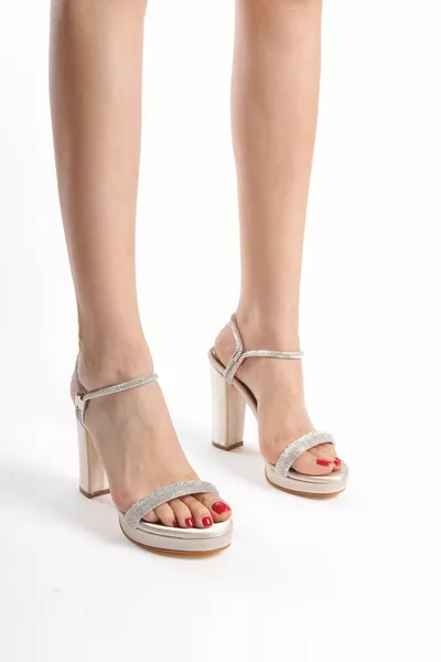 المرأة واحدة المسار رفع منصة كعب الأحذية مع الحجارة