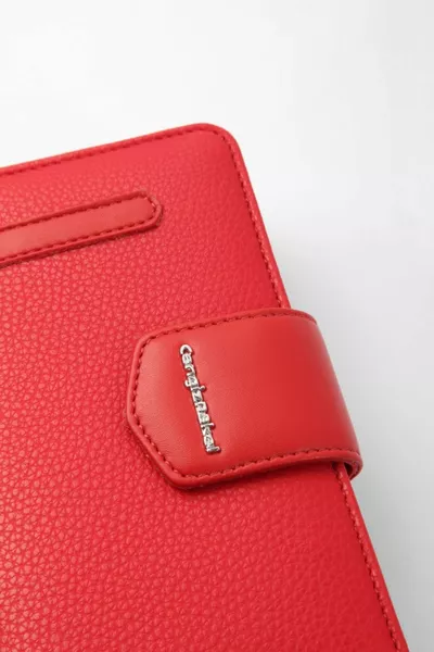محفظة نسائية حمراء