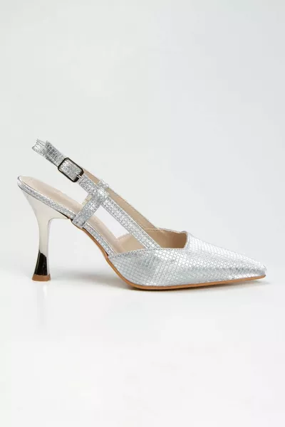 أحذية سهرة نسائية منقوشة باللون الفضي