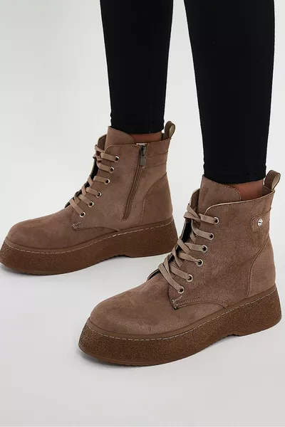 المرأة المنك من جلد الغزال عارضة تناسب الدانتيل متابعة أحذية نسائية من جلد الغزال