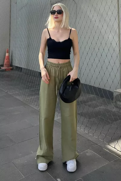 Grüne Musselinhose mit weitem Bein für Damen 