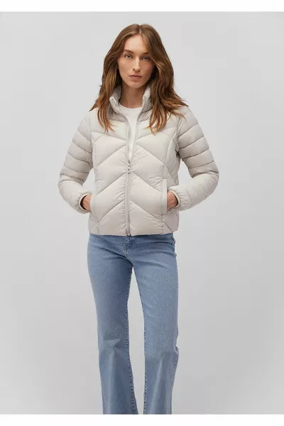 Piumino beige con colletto rialzato 